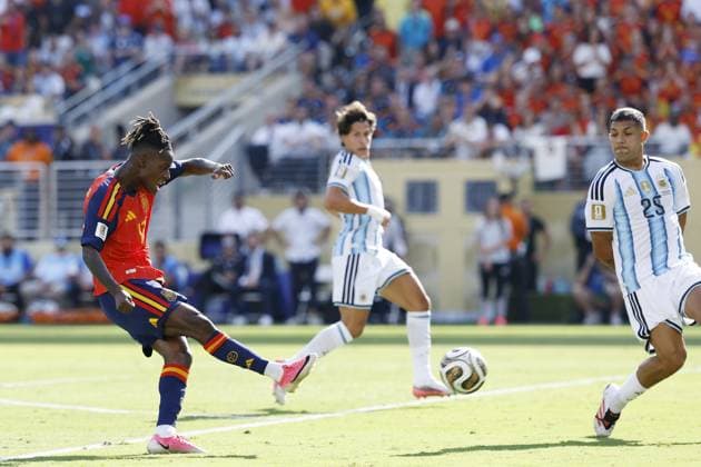 EAST RUTHERFORD, NEW JERSEY - (LR) Nico Williams of Spain, Facundo Medina or Argentina during the 2026 FIFA World Cup, WM, Weltmeisterschaft, Fussball final between Spain and Argentina at the New York New Jersey Stadium on July 19, 2026 in East Rutherford, New Jersey, United States. MAURICE VAN STEEN ANP World Cup Soccer 2026 xVIxANPxSportx xMauricexvanxSteenxIVx 563869782 originalFilename: 563869782.jpg