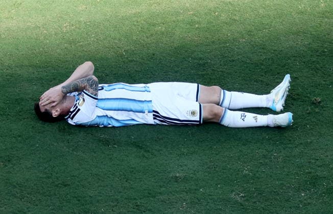 FIFA World Cup, WM, Weltmeisterschaft, Fussball 2026 final - Spain vs Argentina Lionel Messi of Argentina lies on the pitch following a tackle during the FIFA World Cup 2026 final match Spain against Argentina, in New Jersey, USA, 19 July 2026. EAST RUTHERFORD United States  Copyright: xRONALDxWITTEKx