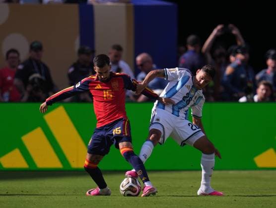Spain v Argentina - FIFA World Cup, WM, Weltmeisterschaft, Fussball 2026 - Final EAST RUTHERFORD, NEW JERSEY - JULY 19: Alex Baena of Spain and Nahuel Molina of Argentina compete for the ball during the FIFA World Cup 2026 Final match between Spain and Argentina at New York New Jersey Stadium in East Rutherford, New Jersey, USA on July 19, 2026. Jose Hernandez Anadolu New Jersey United States. Editorial use only. Please get in touch for any other usage.  Copyright: x2026xAnadoluxJosexHernandezx
