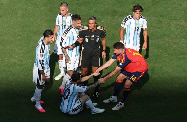 FIFA World Cup, WM, Weltmeisterschaft, Fussball 2026 final - Spain vs Argentina Aymeric Laporte of Spain (R) helps up Lionel Messi of Argentina during the FIFA World Cup 2026 final match Spain against Argentina, in New Jersey, USA, 19 July 2026. EAST RUTHERFORD United States  Copyright: xSARAHxYENESELx