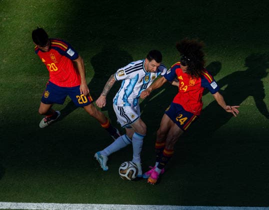 Football - FIFA World Cup, WM, Weltmeisterschaft, Fussball 2026 - Final - Spain v Argentina NEW JERSEY, USA - Sunday, July 19, 2026: Argentina s captain Lionel Messi is challenged by Spain s Marc Cucurella (R) during the FIFA World Cup Final 2026 between Spain and Argentina at the Met Life Stadium. (Photo by David Rawcliffe Propaganda) EAST RUTHERFORD Met Life Stadium NEW JERSEY UNITED STATES OF AMERICA  Copyright: xDavidxRawcliffex P2026-07-19-Spain_Argentina-100
