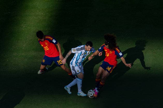 Football - FIFA World Cup, WM, Weltmeisterschaft, Fussball 2026 - Final - Spain v Argentina NEW JERSEY, USA - Sunday, July 19, 2026: Argentina s captain Lionel Messi and Spain s Marc Cucurella during the FIFA World Cup Final 2026 between Spain and Argentina at the Met Life Stadium. (Photo by David Rawcliffe Propaganda) EAST RUTHERFORD Met Life Stadium NEW JERSEY UNITED STATES OF AMERICA  Copyright: xDavidxRawcliffex P2026-07-19-Spain_Argentina-99