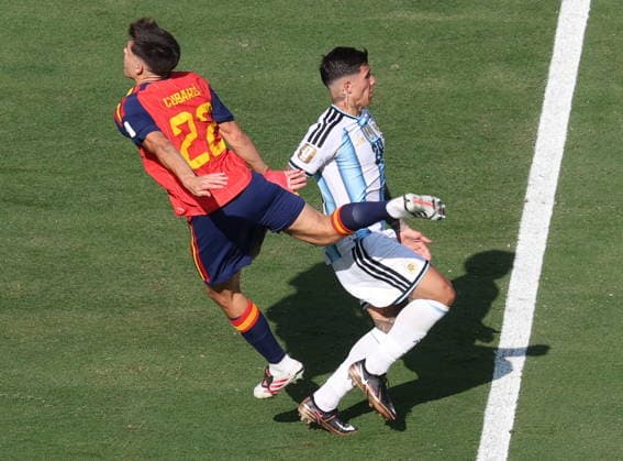 FIFA World Cup, WM, Weltmeisterschaft, Fussball 2026 final - Spain vs Argentina Enzo Fernandez of Argentina (R) fouls Pau Cubarsi of Spain during the FIFA World Cup 2026 final match Spain against Argentina, in New Jersey, USA, 19 July 2026. EAST RUTHERFORD United States  Copyright: xSARAHxYENESELx