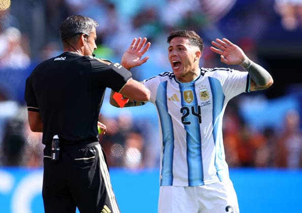 New Jersey, USA, 19th July 2026. Enzo Fernandez of Argentina receives a red card during the Spain vs Argentina FIFA World Cup, WM, Weltmeisterschaft, Fussball final match at the Metlife Stadium, New Jersey. Picture credit should read: Paul Terry Sportimage EDITORIAL USE ONLY. No use with unauthorised audio, video, data, fixture lists, club league logos or live services. Online in-match use limited to 120 images, no video emulation. No use in betting, games or single club league player publications. SPI_072_PT_Spain_Argentina SPI-4862-0072