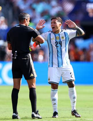 New Jersey, USA, 19th July 2026. Enzo Fernandez of Argentina receives a red card during the Spain vs Argentina FIFA World Cup, WM, Weltmeisterschaft, Fussball final match at the Metlife Stadium, New Jersey. Picture credit should read: Paul Terry Sportimage EDITORIAL USE ONLY. No use with unauthorised audio, video, data, fixture lists, club league logos or live services. Online in-match use limited to 120 images, no video emulation. No use in betting, games or single club league player publications. SPI_073_PT_Spain_Argentina SPI-4862-0073