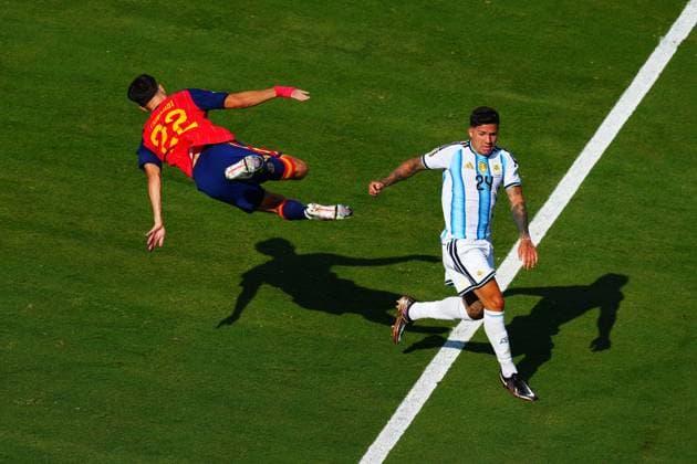 Enzo Fernandez of Argentina fouls Pau Cubarsi of Spain and is shown a red card Spain v Argentina, 2026 FIFA World Cup, WM, Weltmeisterschaft, Fussball Final, Football, New York New Jersey Stadium, East Rutherford, New Jersey, USA - 19 Jul 2026East Rutherford New York New Jersey Stadium New Jersey (NJ) United States of America  Copyright: xJavierxGarcia Shutterstockx 16995474cv