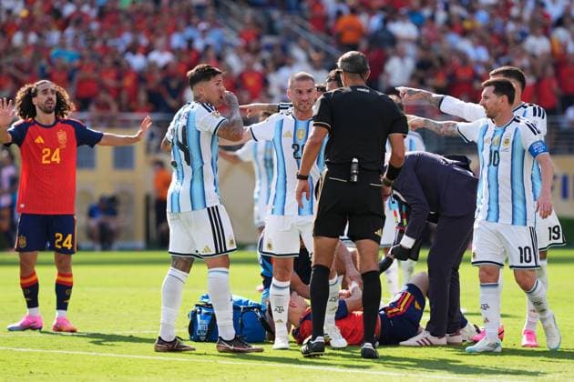 Enzo Fernandez of Argentina reacts to being sent off by referee Slavko Vincic Spain v Argentina, 2026 FIFA World Cup, WM, Weltmeisterschaft, Fussball Final, Football, New York New Jersey Stadium, East Rutherford, New Jersey, USA - 19 Jul 2026East Rutherford New York New Jersey Stadium New Jersey (NJ) United States of America  Copyright: xIsmaelxAdnan Shutterstockx 16998023ej