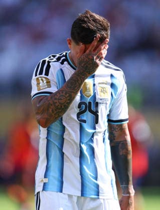 New Jersey, USA, 19th July 2026. Desperation for Enzo Fernandez of Argentina following his red card during the Spain vs Argentina FIFA World Cup, WM, Weltmeisterschaft, Fussball final match at the Metlife Stadium, New Jersey. Picture credit should read: Paul Terry Sportimage EDITORIAL USE ONLY. No use with unauthorised audio, video, data, fixture lists, club league logos or live services. Online in-match use limited to 120 images, no video emulation. No use in betting, games or single club league player publications. SPI_075_PT_Spain_Argentina SPI-4862-0075