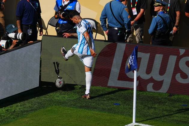 Enzo Fernandez of Argentina reacts after being shown a red card Spain v Argentina, 2026 FIFA World Cup, WM, Weltmeisterschaft, Fussball Final, Football, New York New Jersey Stadium, East Rutherford, New Jersey, USA - 19 Jul 2026East Rutherford New York New Jersey Stadium New Jersey (NJ) United States of America  Copyright: xJavierxGarcia Shutterstockx 16995474cy