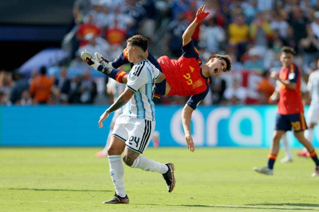 Spain v Argentina: Final - FIFA World Cup, WM, Weltmeisterschaft, Fussball 2026 Enzo Fernandez of Argentina fouls Pau Cubarsi of Spain which resulted in a 2nd yellow card and been sent off during the FIFA World Cup 2026 Final match between Spain and Argentina at New York New Jersey Stadium on July 19, 2026 in East Rutherford, United States. East Rutherford New York New Jersey Stadium NJ United States Copyright: xAllstarxPicturexLibraryxLtdx