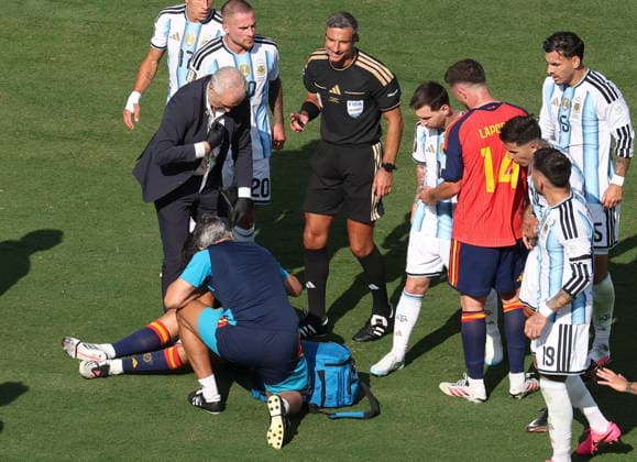 FIFA World Cup, WM, Weltmeisterschaft, Fussball 2026 final - Spain vs Argentina Pau Cubarsi of Spain receives medical attention during the FIFA World Cup 2026 final match Spain against Argentina, in New Jersey, USA, 19 July 2026. EAST RUTHERFORD United States  Copyright: xSARAHxYENESELx