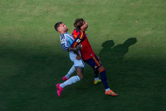 Enzo Fernandez (Argentina, 24) im Zweikampf gegen Ferran Torres (Spain, 7) FIFA World Cup, WM, Weltmeisterschaft, Fussball 2026 Final: Spanien v Argentinien 19 July 2026, FIFA World Cup 2026 Finale: Spanien v Argentinien (Final) at New York New Jersey Stadium in East Rutherford, New Jersey, USA. Photo: Marco Bader *** Enzo Fernández of Argentina, 24, in a tackle against Ferran Torres of Spain, 7, in the 2026 FIFA World Cup Final between Spain and Argentina on July 19, 2026, 2026 FIFA World Cup Final: Spain vs. Argentina at New York–New Jersey Stadium in East Rutherford, New Jersey, USA. Photo by Marco Bader Copyright: HMBxMedia xMarcoxBader