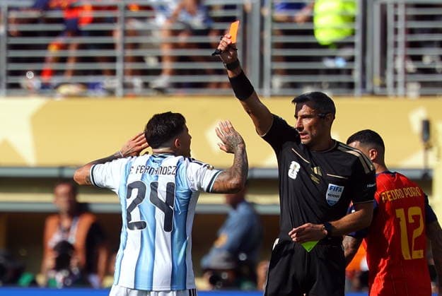 FIFA World Cup, WM, Weltmeisterschaft, Fussball 2026 final - Spain vs Argentina Enzo Fernandez of Argentina (L) gets the red card by referee Slavko Vincic during the FIFA World Cup 2026 final match Spain against Argentina, in New Jersey, USA, 19 July 2026. EAST RUTHERFORD United States  Copyright: xCHRISTOPHERxNEUNDORFx
