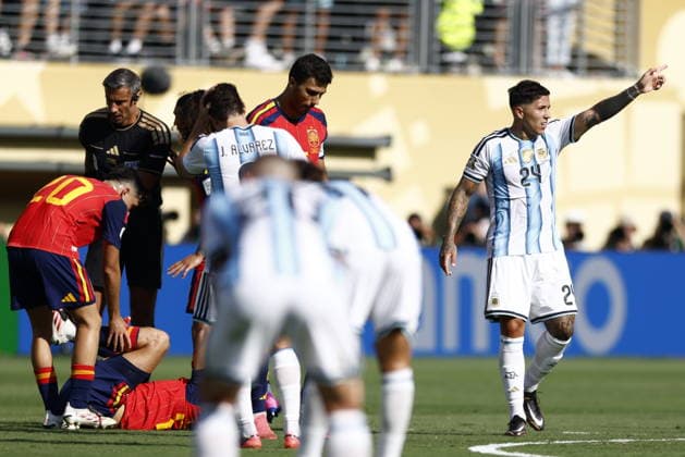 FIFA World Cup, WM, Weltmeisterschaft, Fussball 2026 final - Spain vs Argentina Enzo Fernandez (R) of Argentina gestures after being sent off for a foul against Pau Cubarsi (L) of Spain during the FIFA World Cup 2026 final match Spain against Argentina, in East Rutherford, New Jersey, USA, 19 July 2026. EAST RUTHERFORD United States  Copyright: xWILLxOLIVERx