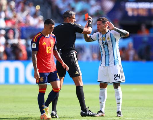 New Jersey, USA, 19th July 2026. Enzo Fernandez of Argentina receives a red card during the Spain vs Argentina FIFA World Cup, WM, Weltmeisterschaft, Fussball final match at the Metlife Stadium, New Jersey. Picture credit should read: Paul Terry Sportimage EDITORIAL USE ONLY. No use with unauthorised audio, video, data, fixture lists, club league logos or live services. Online in-match use limited to 120 images, no video emulation. No use in betting, games or single club league player publications. SPI_078_PT_Spain_Argentina SPI-4862-0078