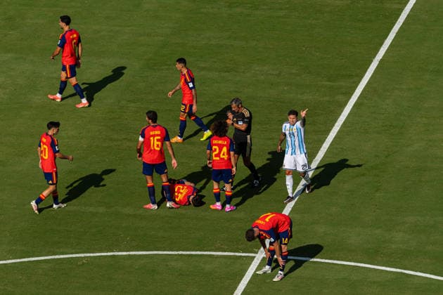 Football - FIFA World Cup, WM, Weltmeisterschaft, Fussball 2026 - Final - Spain v Argentina NEW JERSEY, USA - Sunday, July 19, 2026: Argentina s Enzo Fernandez reacts to receiving a red card during the FIFA World Cup Final 2026 between Spain and Argentina at the Met Life Stadium. (Photo by David Rawcliffe Propaganda) EAST RUTHERFORD Met Life Stadium NEW JERSEY UNITED STATES OF AMERICA  Copyright: xDavidxRawcliffex P2026-07-19-Spain_Argentina-108
