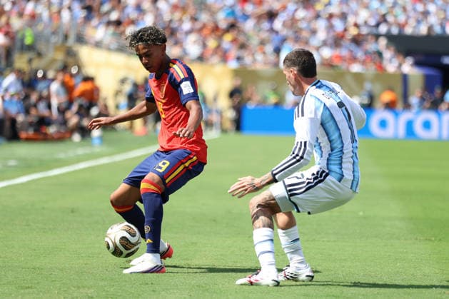 Lamine Yamal (L) of Spain vies for the ball with Rodrigo De Paul of Argentina during the 2026 FIFA World Cup, WM, Weltmeisterschaft, Fussball final match between Spain and Argentina at MetLife Stadium in New Jersey, United States 19 July 2026. FIFA World Cup 2026 Final: Spain - Argentina !ACHTUNG: NUR REDAKTIONELLE NUTZUNG!  Copyright: xOctavioxGuzmanx AMDEP9028 20260719-55020940124_1