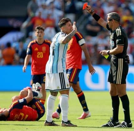 Spain v Argentina: Final - FIFA World Cup, WM, Weltmeisterschaft, Fussball 2026 Enzo Fernandez of Argentina is shown a Red card and sent off by referee Slavko Vincic during the FIFA World Cup 2026 Final match between Spain and Argentina at New York New Jersey Stadium on July 19, 2026 in East Rutherford, United States. East Rutherford New York New Jersey Stadium NJ United States Copyright: xAllstarxPicturexLibraryxLtdx