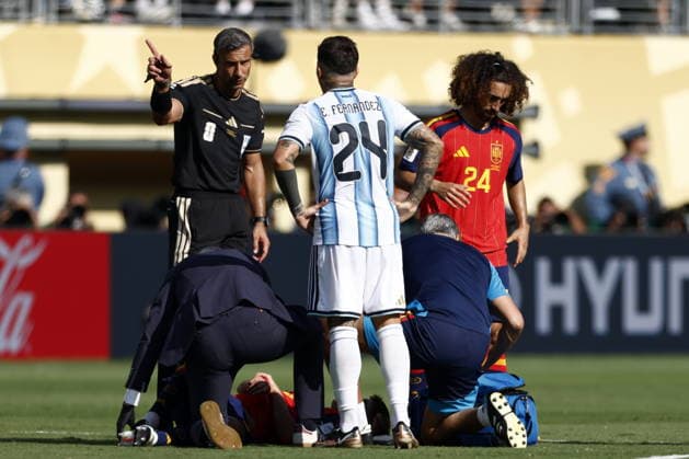 FIFA World Cup, WM, Weltmeisterschaft, Fussball 2026 final - Spain vs Argentina Referee Slavko Vincic gestures to Enzo Fernandez of Argentina to leave the pitch after sending him off during the FIFA World Cup 2026 final match Spain against Argentina, in East Rutherford, New Jersey, USA, 19 July 2026. EAST RUTHERFORD United States  Copyright: xWILLxOLIVERx