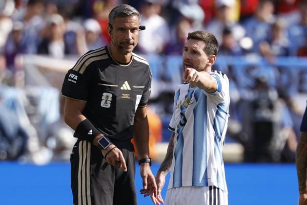 FIFA World Cup, WM, Weltmeisterschaft, Fussball 2026 final - Spain vs Argentina Lionel Messi of Argentina remonstrates with Slovenian referee Slavko Vincic during the FIFA World Cup 2026 final match Spain against Argentina, in New Jersey, USA, 19 July 2026. EAST RUTHERFORD United States  Copyright: xSHAWNxTHEWx