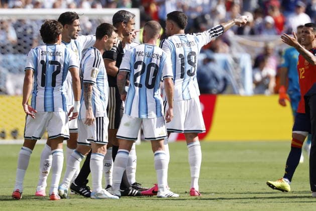 FIFA World Cup, WM, Weltmeisterschaft, Fussball 2026 final - Spain vs Argentina Players of Argentina remonstrates with Slovenian referee Slavko Vincic during the FIFA World Cup 2026 final match Spain against Argentina, in New Jersey, USA, 19 July 2026. EAST RUTHERFORD United States  Copyright: xSHAWNxTHEWx