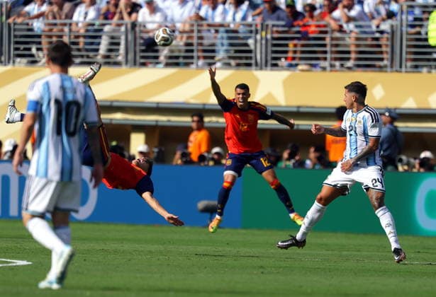 FIFA World Cup, WM, Weltmeisterschaft, Fussball 2026 final - Spain vs Argentina Pau Cubarsi of Spain (2L) is fouled by Enzo Fernandez of Argentina (R) during the FIFA World Cup 2026 final match Spain against Argentina, in New Jersey, USA, 19 July 2026. EAST RUTHERFORD United States  Copyright: xCHRISTOPHERxNEUNDORFx