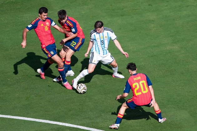 Julian Alvarez of Argentina (C) controls the ball under pressure from Rodri of Spain (L) during a FIFA Men’s World Cup 2026 Final match between Spain and Argentina at New York New Jersey Stadium, in New Jersey on July 19th 2026 (Photo by Richard Callis SPP)  Copyright: xRichardxCallis SPPx Sportspressphoto_SPR193932