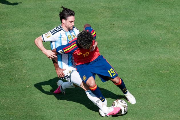 Nicolas Tagliafico of Argentina (L) and Lamine Yamal of Spain (R) fight for possession during a FIFA Men’s World Cup 2026 Final match between Spain and Argentina at New York New Jersey Stadium, in New Jersey on July 19th 2026 (Photo by Richard Callis SPP)  Copyright: xRichardxCallis SPPx Sportspressphoto_SPR193934