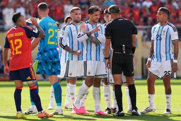 Leandro Paredes of Argentina talks with referee Slavko Vincic after Enzo Fernandez of Argentina is sent off Spain v Argentina, 2026 FIFA World Cup, WM, Weltmeisterschaft, Fussball Final, Football, New York New Jersey Stadium, East Rutherford, New Jersey, USA - 19 Jul 2026East Rutherford New York New Jersey Stadium New Jersey (NJ) United States of America  Copyright: xIsmaelxAdnan Shutterstockx 16998023en