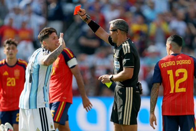 Spain v Argentina: Final - FIFA World Cup, WM, Weltmeisterschaft, Fussball 2026 Enzo Fernandez of Argentina is shown a Red card and sent off by referee Slavko Vincic during the FIFA World Cup 2026 Final match between Spain and Argentina at New York New Jersey Stadium on July 19, 2026 in East Rutherford, United States. East Rutherford New York New Jersey Stadium NJ United States Copyright: xAllstarxPicturexLibraryxLtdx