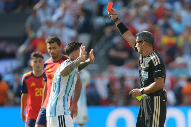 Spain v Argentina: Final - FIFA World Cup, WM, Weltmeisterschaft, Fussball 2026 Enzo Fernandez of Argentina is shown a Red card and sent off by referee Slavko Vincic during the FIFA World Cup 2026 Final match between Spain and Argentina at New York New Jersey Stadium on July 19, 2026 in East Rutherford, United States. East Rutherford New York New Jersey Stadium NJ United States Copyright: xAllstarxPicturexLibraryxLtdx
