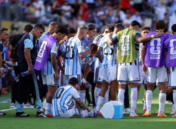 FIFA World Cup, WM, Weltmeisterschaft, Fussball 2026 final - Spain vs Argentina Players of Argentina during a break before the extra time during the FIFA World Cup 2026 final match Spain against Argentina, in New Jersey, USA, 19 July 2026. EAST RUTHERFORD United States  Copyright: xCHRISTOPHERxNEUNDORFx