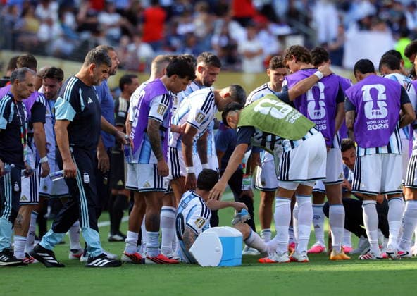 FIFA World Cup, WM, Weltmeisterschaft, Fussball 2026 final - Spain vs Argentina Players of Argentina during a break before the extra time during the FIFA World Cup 2026 final match Spain against Argentina, in New Jersey, USA, 19 July 2026. EAST RUTHERFORD United States  Copyright: xCHRISTOPHERxNEUNDORFx