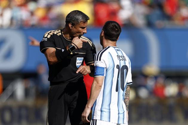 FIFA World Cup, WM, Weltmeisterschaft, Fussball 2026 final - Spain vs Argentina Referee Slavko Vincic talks with Lionel Messi of Argentina (R) during the FIFA World Cup 2026 final match Spain against Argentina, in East Rutherford, New Jersey, USA, 19 July 2026. EAST RUTHERFORD United States  Copyright: xWILLxOLIVERx