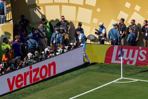 Football - FIFA World Cup, WM, Weltmeisterschaft, Fussball 2026 - Final - Spain v Argentina NEW JERSEY, USA - Sunday, July 19, 2026: Argentina s Enzo Fernandez walks to the tunnel in frustration after receiving a red card during the FIFA World Cup Final 2026 between Spain and Argentina at the Met Life Stadium. (Photo by David Rawcliffe Propaganda) EAST RUTHERFORD Met Life Stadium NEW JERSEY UNITED STATES OF AMERICA  Copyright: xDavidxRawcliffex P2026-07-19-Spain_Argentina-111