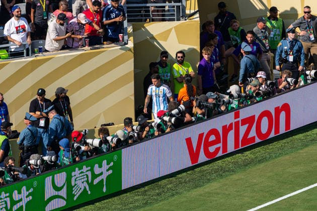 Football - FIFA World Cup, WM, Weltmeisterschaft, Fussball 2026 - Final - Spain v Argentina NEW JERSEY, USA - Sunday, July 19, 2026: Argentina s Enzo Fernandez walks to the tunnel in frustration after receiving a red card during the FIFA World Cup Final 2026 between Spain and Argentina at the Met Life Stadium. (Photo by David Rawcliffe Propaganda) EAST RUTHERFORD Met Life Stadium NEW JERSEY UNITED STATES OF AMERICA  Copyright: xDavidxRawcliffex P2026-07-19-Spain_Argentina-113