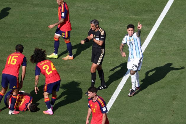 Enzo Fernandez of Argentina fouls Pau Cubarsi of Spain and receives a Red card after two yellow cards during the FIFA World Cup, WM, Weltmeisterschaft, Fussball 2026 Final match between Spain and Argentina at Metlife Stadium, New Jersey, USA on 19 July 2026. Copyright: xPeterxDovganx 45290047