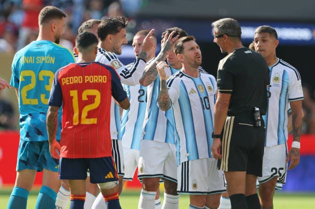 Spain v Argentina: Final - FIFA World Cup, WM, Weltmeisterschaft, Fussball 2026 Lionel Messi of Argentina speaks to Referee Slavko Vincic after Enzo Fernandez of Argentina was sent off during the FIFA World Cup 2026 Final match between Spain and Argentina at New York New Jersey Stadium on July 19, 2026 in East Rutherford, United States. East Rutherford New York New Jersey Stadium NJ United States Copyright: xAllstarxPicturexLibraryxLtdx