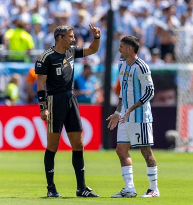 19.07.2026, Fussball Weltmeisterschaft 2026 in den USA, Finale, Spanien - Argentinien, im MetLife Stadium (New York New Jersey (East Rutherford)), v.li: Schiedsrichter Slavko Vincic (SLO) mit Rodrigo de Paul (ARG). ***FIFA regulations prohibit any use of photographs as image sequences and or quasi-video. EDITORIAL USE ONLY*** *** July 19, 2026, 2026 FIFA World Cup in the U.S., Final, Spain vs. Argentina, at MetLife Stadium in East Rutherford, New York, New Jersey; from left: Referee Slavko Vincic (SLO) with Rodrigo de Paul (ARG) ***FIFA regulations prohibit any use of photographs as image sequences and or quasi-video. EDITORIAL USE ONLY***