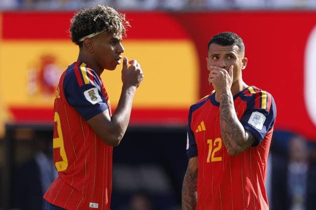 FIFA World Cup, WM, Weltmeisterschaft, Fussball 2026 final - Spain vs Argentina Lamine Yamal (L) and Pedro Porro of Spain prepare for a free kick during the FIFA World Cup 2026 final match Spain against Argentina, in New Jersey, USA, 19 July 2026. EAST RUTHERFORD United States  Copyright: xSHAWNxTHEWx