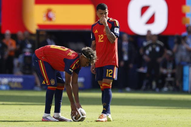 FIFA World Cup, WM, Weltmeisterschaft, Fussball 2026 final - Spain vs Argentina Lamine Yamal (L) and Pedro Porro of Spain prepare for a free kick during the FIFA World Cup 2026 final match Spain against Argentina, in New Jersey, USA, 19 July 2026. EAST RUTHERFORD United States  Copyright: xSHAWNxTHEWx