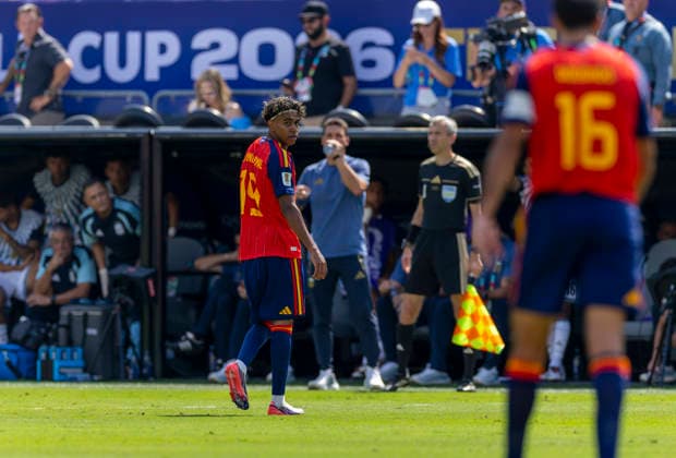 19.07.2026, Fussball Weltmeisterschaft 2026 in den USA, Finale, Spanien - Argentinien, im MetLife Stadium (New York New Jersey (East Rutherford)), Lamine Yamal (Spanien) nachdenklich ***FIFA regulations prohibit any use of photographs as image sequences and or quasi-video. EDITORIAL USE ONLY*** *** July 19, 2026, 2026 FIFA World Cup in the U.S., Final, Spain vs. Argentina, at MetLife Stadium in East Rutherford, New Jersey, near New York, Lamine Yamal of Spain looks pensive ***FIFA regulations prohibit any use of photographs as image sequences and or quasi-video. EDITORIAL USE ONLY***