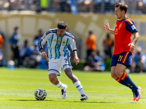 19.07.2026, Fussball Weltmeisterschaft 2026 in den USA, Finale, Spanien - Argentinien, im MetLife Stadium (New York New Jersey (East Rutherford)), von links: Rodrigo de Paul (Argentinien) gegen Mikel Oyarzabal (Spanien) ***FIFA regulations prohibit any use of photographs as image sequences and or quasi-video. EDITORIAL USE ONLY*** *** July 19, 2026, 2026 FIFA World Cup in the U.S., Final, Spain vs. Argentina, at MetLife Stadium in East Rutherford, New York New Jersey; from left: Rodrigo de Paul (Argentina) vs. Mikel Oyarzabal (Spain) ***FIFA regulations prohibit any use of photographs as image sequences and or quasi-video. FOR EDITORIAL USE ONLY***