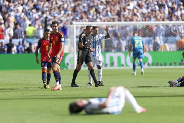 Spain v Argentina - FIFA World Cup, WM, Weltmeisterschaft, Fussball 2026 - Final EAST RUTHERFORD, NEW JERSEY - JULY 19: Referee Slavko Vincic and Enzo Fernandez of Argentina argue before a red card during the FIFA World Cup 2026 Final match between Spain and Argentina at New York New Jersey Stadium in East Rutherford, New Jersey, USA on July 19, 2026. Baldesca Samper Anadolu New Jersey United States. Editorial use only. Please get in touch for any other usage.  Copyright: x2026xAnadoluxBaldescaxSamperx