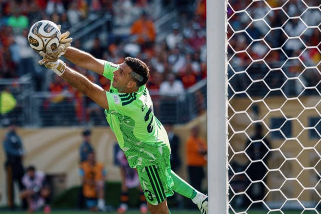 Spain vs Argentina NOVA JERSEY, NJ - 19.07.2026: SPAIN VS ARGENTINA - Emiliano Martinez of Argentina makes a save during the match between Spain and Argentina, valid for the final of the 2026 World Cup, held at MetLife Stadium in New Jersey, United States. (Photo: Marcelo Machado de Melo Fotoarena) x2987019x  MarceloxMachadoxdexMelo