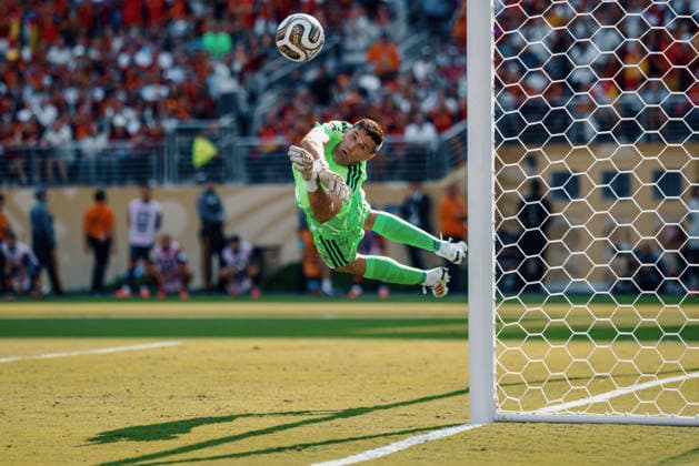 Spain vs Argentina NOVA JERSEY, NJ - 19.07.2026: SPAIN VS ARGENTINA - Emiliano Martinez of Argentina makes a save during the match between Spain and Argentina, valid for the final of the 2026 World Cup, held at MetLife Stadium in New Jersey, United States. (Photo: Marcelo Machado de Melo Fotoarena) x2987020x  MarceloxMachadoxdexMelo
