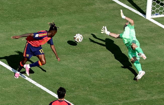 FIFA World Cup, WM, Weltmeisterschaft, Fussball 2026 final - Spain vs Argentina Goalkeeper Emiliano Martinez (R) of Argentina makes a save against Nico Williams of Spain during the FIFA World Cup 2026 final match Spain against Argentina, in New Jersey, USA, 19 July 2026. EAST RUTHERFORD United States  Copyright: xRONALDxWITTEKx