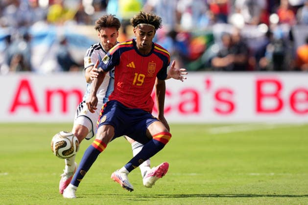 2026-07-19 Spain v Argentina - Final - FIFA World Cup, WM, Weltmeisterschaft, Fussball 2026 EAST RUTHERFORD, UNITED STATES - JULY 19: Nicolas Tagliafico of Argentina, Lamine Yamal of Spain during the Final - FIFA World Cup 2026 match between Spain and Argentina at New York New Jersey Stadium on July 19, 2026 in East Rutherford, New Jersey. (Photo by Pablo Morano BSR Agency) East Rutherford United States Content not available for redistribution in The Netherlands directly or indirectly through any third parties. Copyright: xBSRxAgencyx