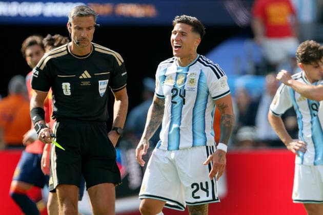 Spain v Argentina: Final - FIFA World Cup, WM, Weltmeisterschaft, Fussball 2026 Enzo Fernandez of Argentina is shown his 1st Yellow card and booked by referee Slavko Vincic during the FIFA World Cup 2026 Final match between Spain and Argentina at New York New Jersey Stadium on July 19, 2026 in East Rutherford, United States. East Rutherford New York New Jersey Stadium NJ United States Copyright: xAllstarxPicturexLibraryxLtdx