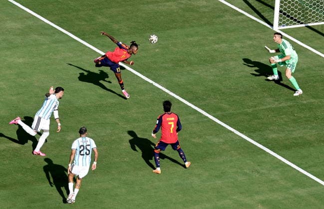 FIFA World Cup, WM, Weltmeisterschaft, Fussball 2026 final - Spain vs Argentina Nico Williams (C) of Spain attempts to head the ball towards the goal of goalkeeper Emiliano Martinez (R) of Argentina during the FIFA World Cup 2026 final match Spain against Argentina, in New Jersey, USA, 19 July 2026. EAST RUTHERFORD United States  Copyright: xRONALDxWITTEKx